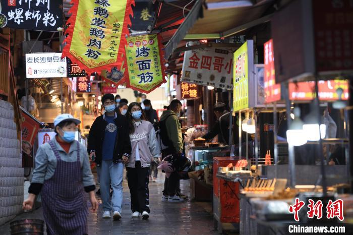 11月5日，市民在撈沙巷內(nèi)選擇小吃?！■暮陚?攝