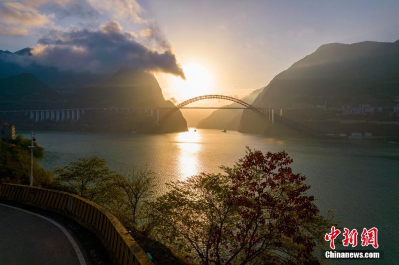 日出三峽 秀水青山映霞光