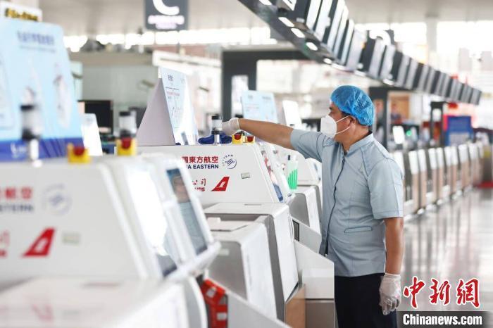 8月26日，南京祿口機場恢復(fù)國內(nèi)航班運行。圖為機場內(nèi)工作人員進(jìn)行消殺?！°蟛?攝