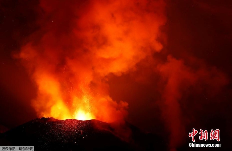 西班牙火山持續(xù)噴發(fā) 巖漿噴涌而出場(chǎng)面壯觀