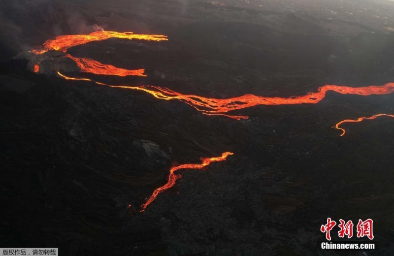 西班牙火山持續(xù)噴發(fā) 巖漿噴涌而出場(chǎng)面壯觀