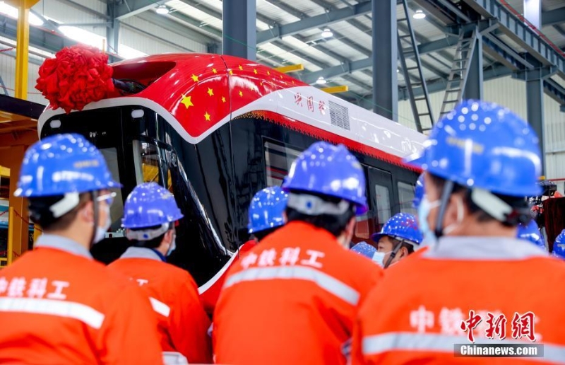 中國(guó)首條永磁磁浮技術(shù)工程示范線列車在武漢下線