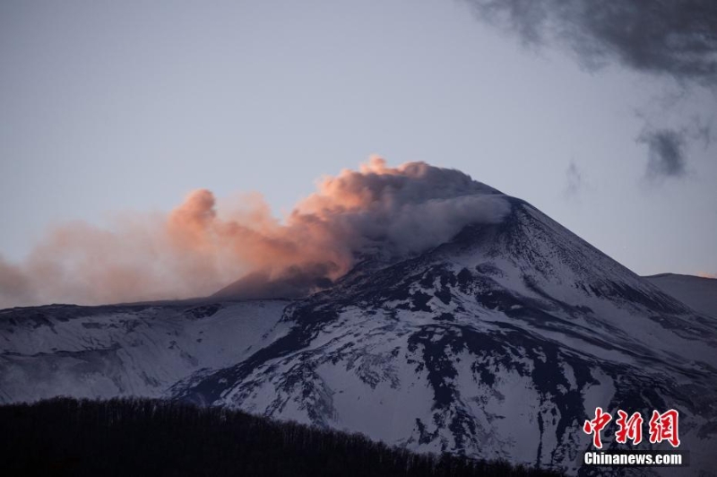 意大利埃特納火山噴發(fā) 濃煙滾滾直沖云霄