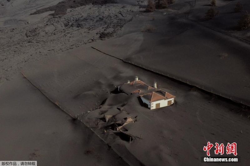 西班牙拉帕爾馬島火山持續(xù)噴發(fā) 附近房屋遭“堵門”