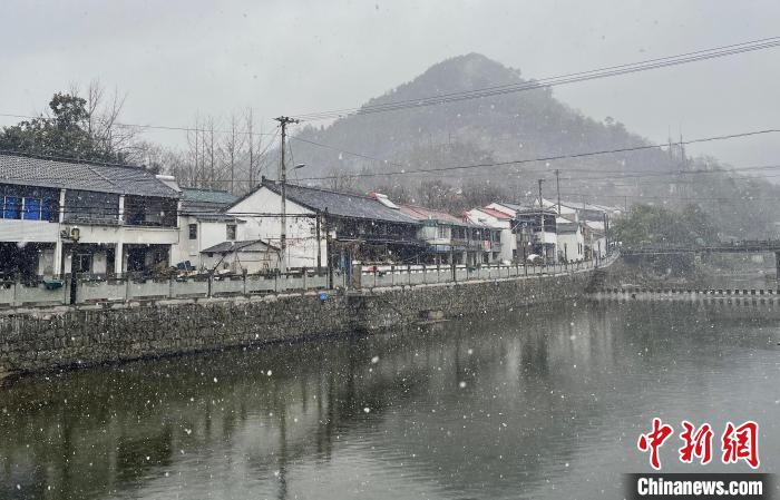 圖為：寧波四明山雪花飄落。　盧皖娜(通訊員) 攝