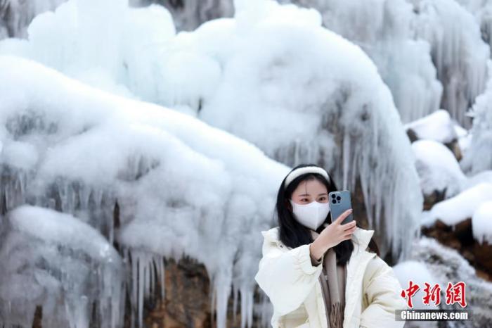 2022年1月3日，元旦假期，河南省北部的世界地質(zhì)公園云臺(tái)山內(nèi)冰瀑冰掛景觀吸引游人。 <a target='_blank' href='/'>中新社</a>發(fā) 石光明 攝 圖片來(lái)源：CNSPHOTO