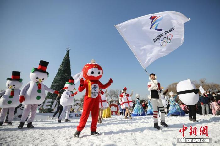 1月1日，北京世界公園“冬日戀歌”冰雪主題巡游。世界公園近日推出歡樂冰雪季暨“北奧探夢”冰雪嘉年華，包括冬奧知識科普活動等主題活動，以冬奧文化為核心，助力北京2022年冬奧會。 <a target='_blank' href='/'>中新社</a>記者 趙雋 攝