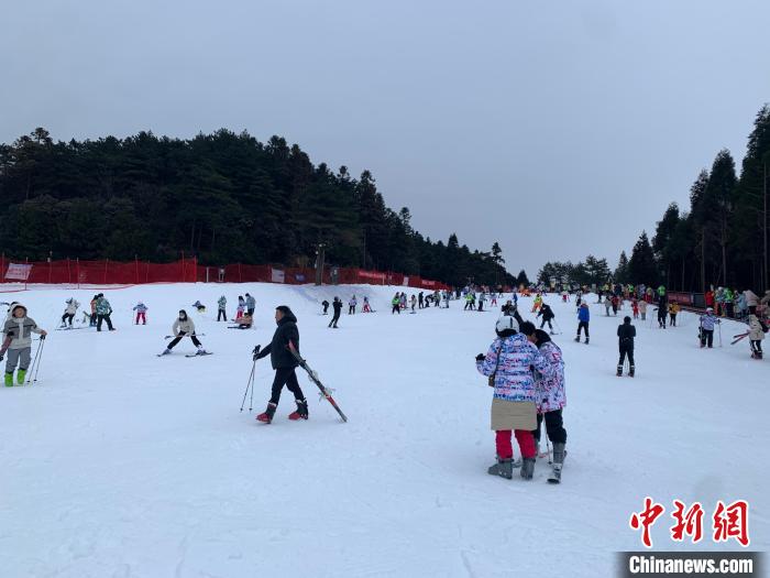 圖為江西明月山滑雪場內(nèi)游客正在學(xué)習(xí)、練習(xí)滑雪?！±铐嵑?攝