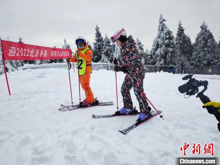 圖為一名游客正在教練的指導(dǎo)下學(xué)習(xí)滑雪。　李韻涵 攝