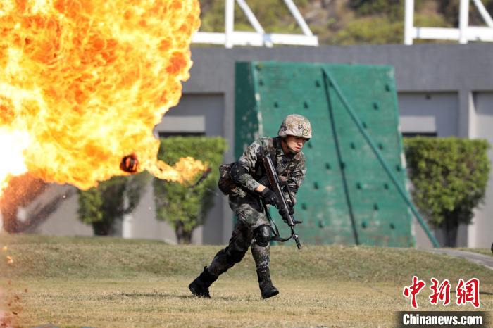 步兵班戰(zhàn)斗動作演練?！∪~華敏 攝