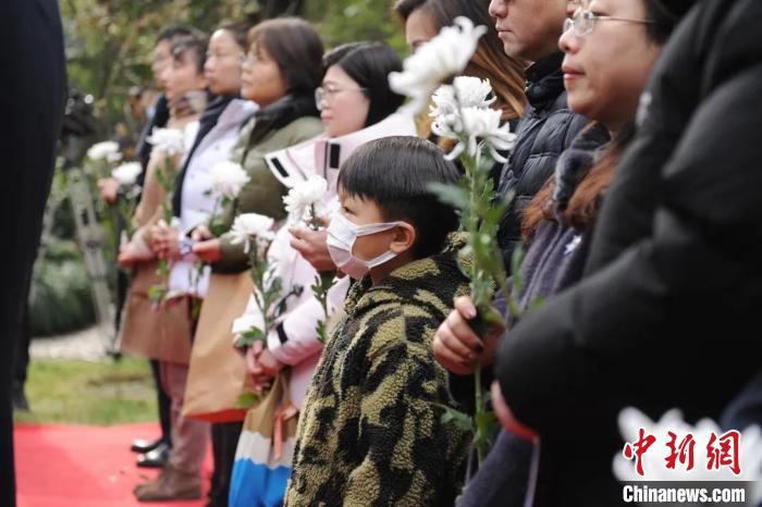 各界人士在上海周公館紀念周恩來逝世46周年