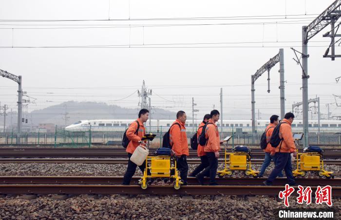 圖為鋼軌探傷工利用列車間隔時(shí)間檢測(cè)鋼軌。　王浩 攝