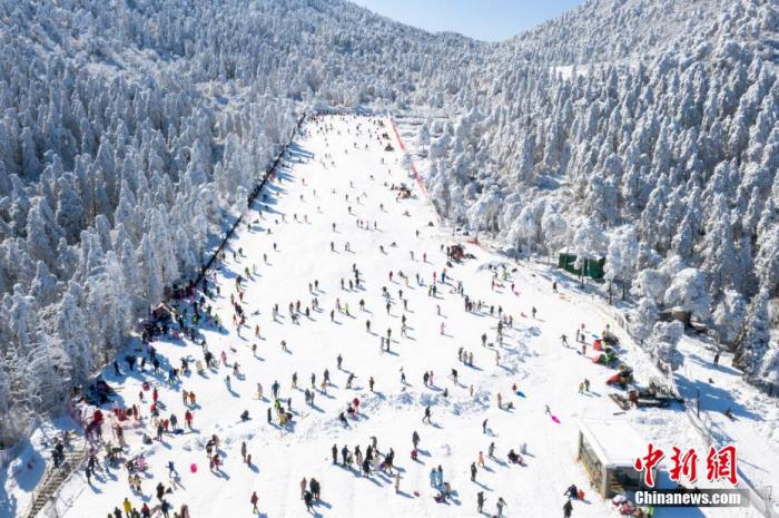 圖為無人機(jī)航拍眾多游客在滑雪。 祝興勇 攝