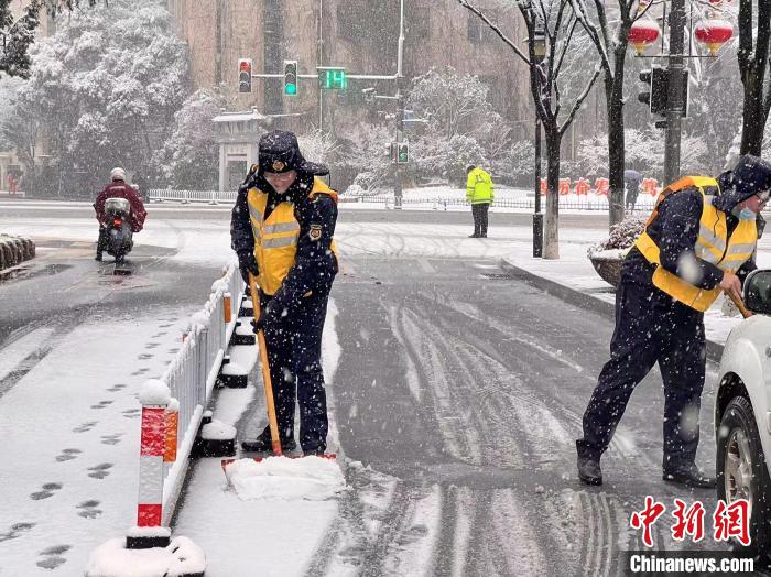 截至7日清晨6時，江蘇南京全市已經(jīng)出動人員2萬余人次，掃雪車輛、機械1395臺次，保障市民出行?！∧暇┏枪芄﹫D