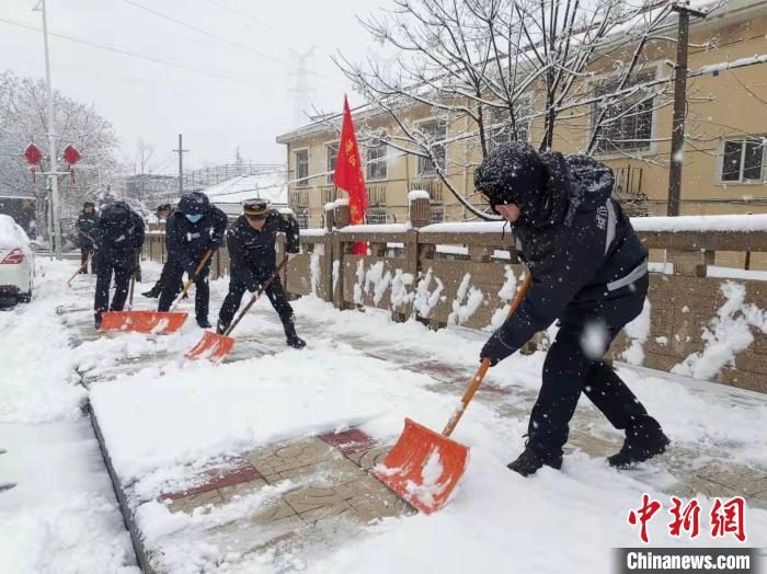 從7日凌晨至8日，江蘇南部等地局部地區(qū)迎來暴雪，最深積雪達6厘米以上。　南京城管供圖