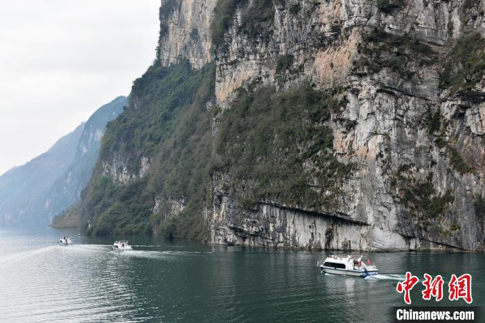 游船往來航行在重慶市酉陽土家族苗族自治縣烏江龔灘古鎮(zhèn)段，一片繁忙景象?！∏窈楸?攝