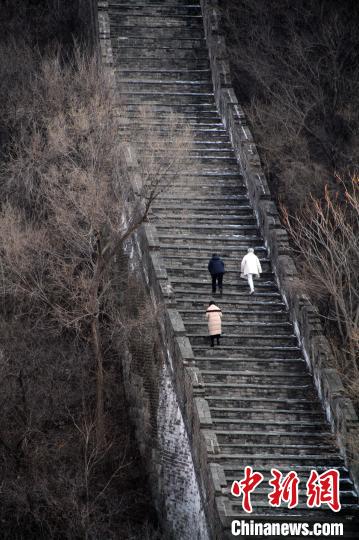 近日，臺北書院山長林谷芳受訪，談兩岸民間以視頻互致新春問候的現(xiàn)象。圖為林谷芳與學(xué)生登懷柔長城?！×止确枷壬﹫D