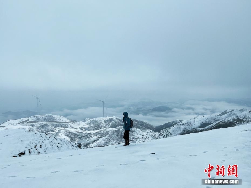 廣西摩天嶺出現(xiàn)雪嶺云海景觀