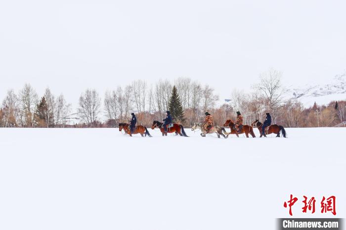 民警和護(hù)邊員騎馬穿越雪海?！±钽戵K 攝