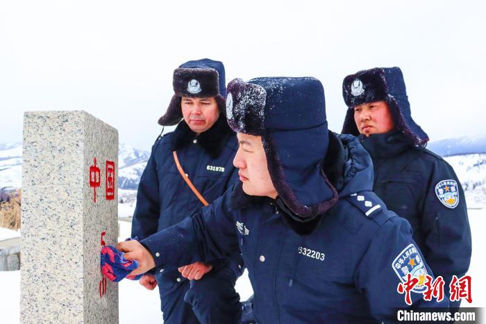 民警擦拭界碑?！±钽戵K 攝