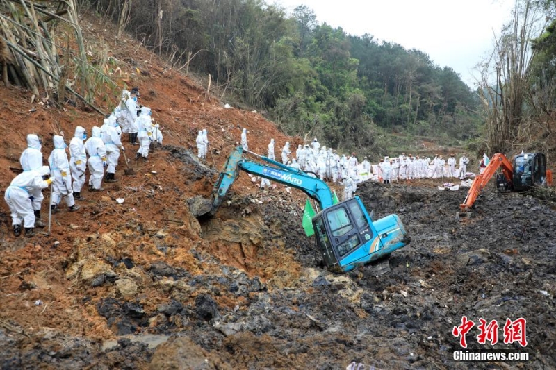 東航墜機(jī)救援現(xiàn)場：武警官兵分批次、分區(qū)域搜索