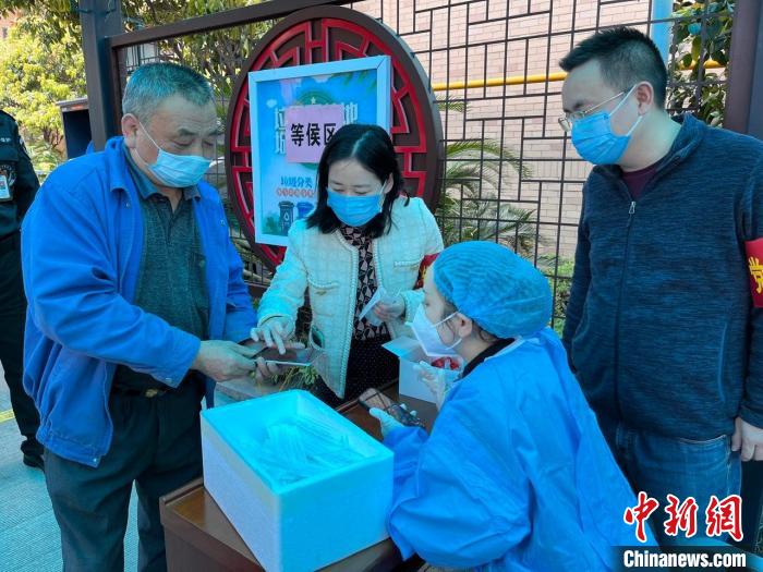 湖南省稅務(wù)局青年黨員主動參與雨花區(qū)全員核酸檢測志愿者工作，引導(dǎo)社區(qū)居民掃碼檢測?！×_舜愛 攝