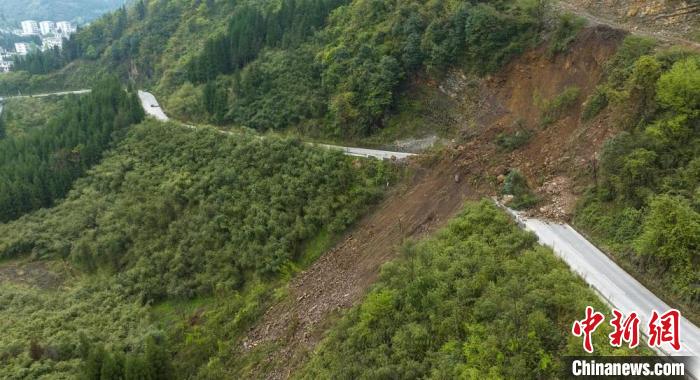 地震導(dǎo)致的山體滑坡阻斷部分道路?！⒅铱?攝