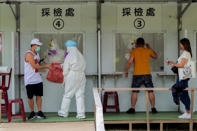 臺灣本地疫情持續(xù)升溫，不少民眾涌入各篩檢站篩檢。(本報系資料照) 圖片來源：臺灣“中時新聞網(wǎng)”.jpg