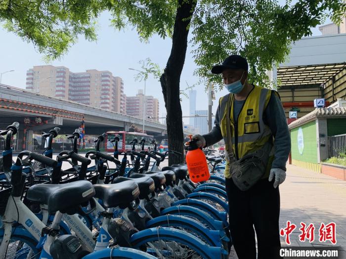 一名運維人員正在對共享單車進(jìn)行消殺。 共享單車企業(yè)供圖