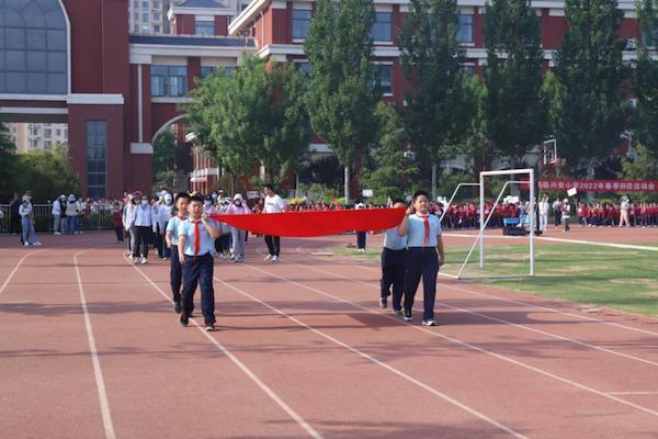 東營(yíng)市廣饒縣興安小學(xué)第三屆春季田徑運(yùn)動(dòng)會(huì)開幕