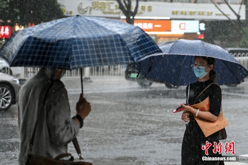 強(qiáng)降水云團(tuán)抵達(dá) 廣州多區(qū)發(fā)布暴雨預(yù)警