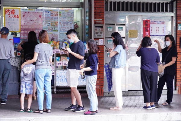 自快篩實名制后，島內(nèi)藥店外總是大排長龍。（圖源：臺灣“聯(lián)合新聞網(wǎng)）