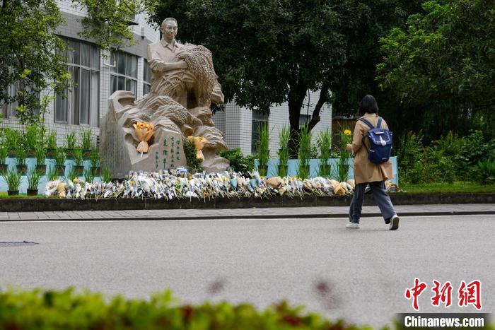 5月22日，西南大學(xué)師生自發(fā)在校內(nèi)袁隆平雕像前獻(xiàn)花，表達(dá)思念?！『闻罾?攝