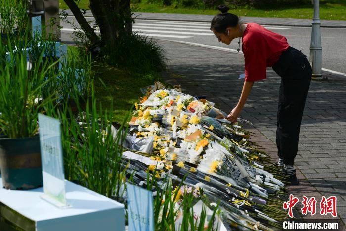 5月22日，西南大學(xué)師生自發(fā)在校內(nèi)袁隆平雕像前獻(xiàn)花，表達(dá)思念?！『闻罾?攝