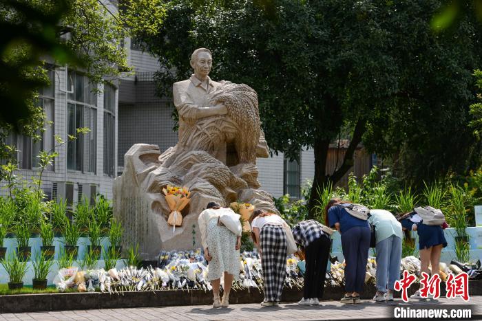 5月22日，西南大學(xué)師生自發(fā)在校內(nèi)袁隆平雕像前獻(xiàn)花、鞠躬，表達(dá)思念?！『闻罾?攝