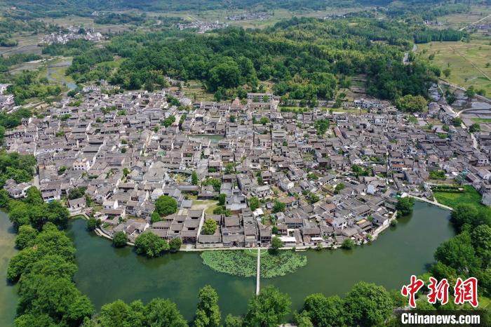 2022年5月24日，在安徽省黃山市黟縣宏村南湖拍攝的夏日美景。(無人機(jī)照片) 施亞磊 攝