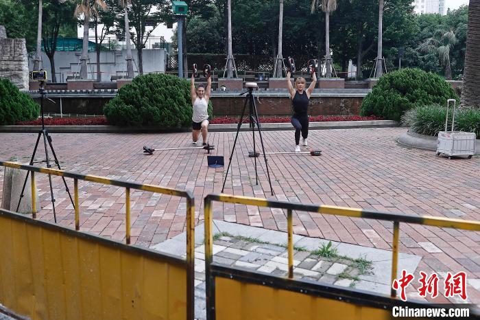 市民在防范區(qū)街頭空曠的場地上進行鍛煉。　殷立勤 攝