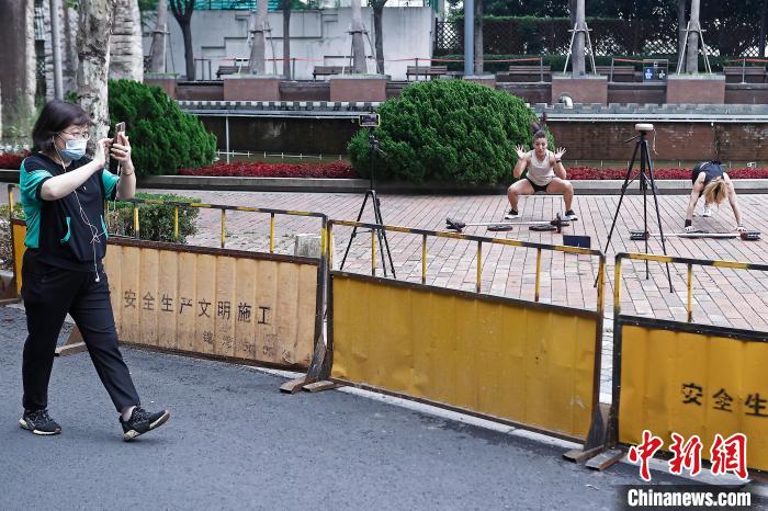 市民在防范區(qū)街頭空曠的場地上進行鍛煉。　殷立勤 攝