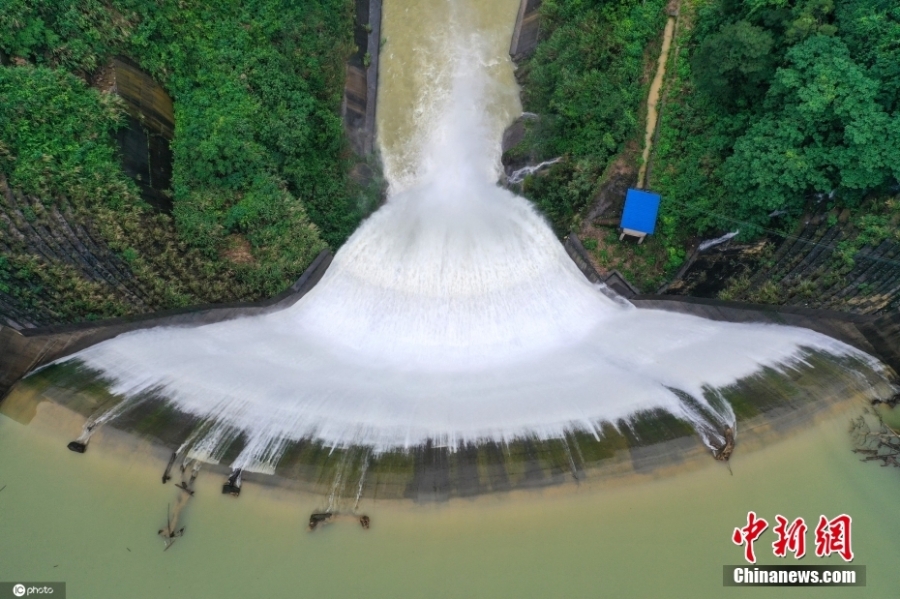 廣西桂林：水庫瀑布扇形流落 現(xiàn)美輪美奐景觀