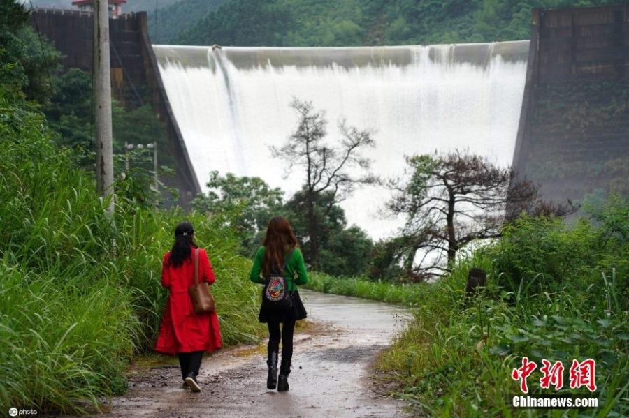 廣西桂林：水庫瀑布扇形流落 現(xiàn)美輪美奐景觀