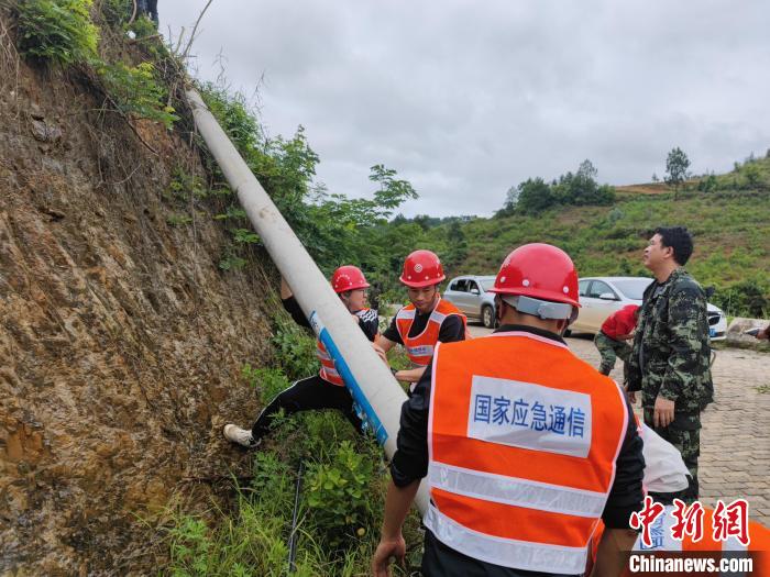 云南丘北突發(fā)暴雨災害云南移動開展應急保通