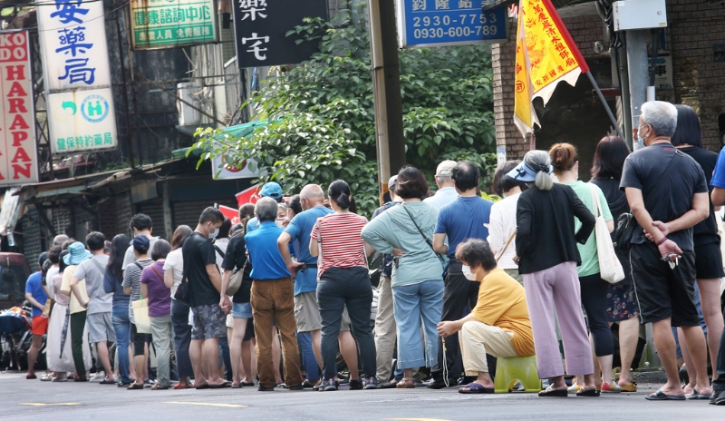 許多民眾去藥局排隊(duì)購(gòu)買快篩試劑。(資料照 范揚(yáng)光攝) 圖片來(lái)源“中時(shí)新聞網(wǎng)”.jpg