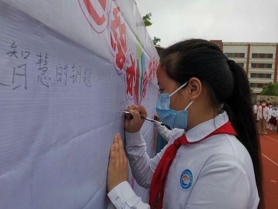 懷化市歐城小學(xué)隆重舉行閱讀節(jié)暨“智慧繪本館開館”活動