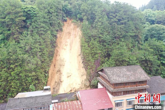 航拍古宜鎮(zhèn)雅谷路后山發(fā)生山體崩塌。　廣西自然資源廳 供圖