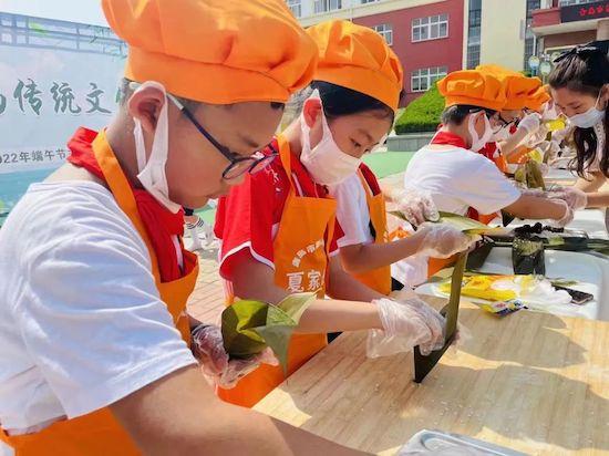 青島市城陽區(qū)夏莊街道夏莊小學(xué)開展童心沐黨恩系列慶祝活動