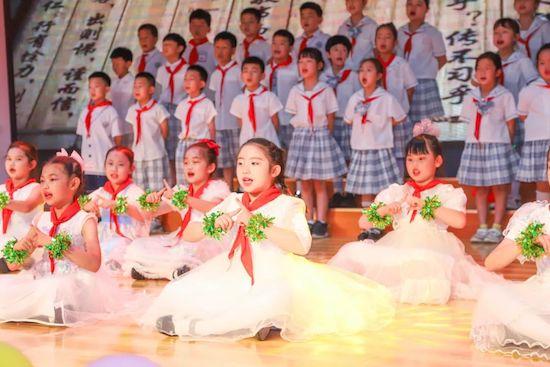 青島市城陽區(qū)夏莊街道夏莊小學(xué)開展童心沐黨恩系列慶祝活動