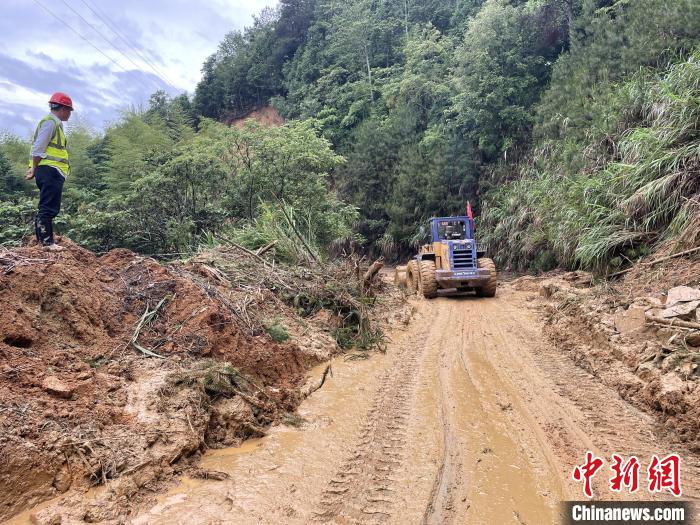 圖為中鐵二十二局裝載機(jī)清理古田鎮(zhèn)道路塌方?！⊥醣?攝