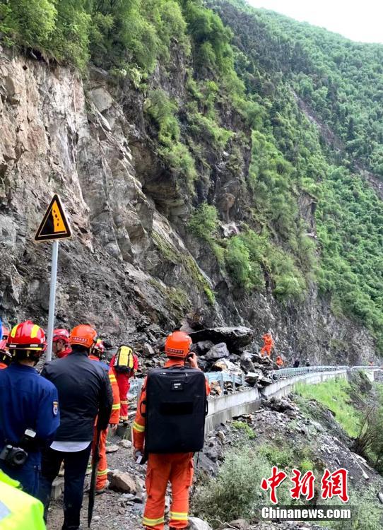 四川馬爾康地震：消防救援力量徒步抵達(dá)震中