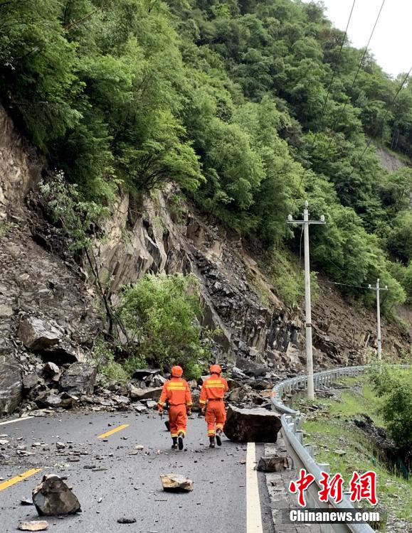 四川馬爾康地震：消防救援力量徒步抵達(dá)震中