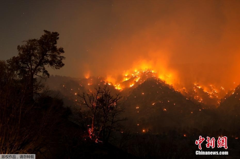 美國(guó)加州山火爆發(fā) 火光映紅夜空